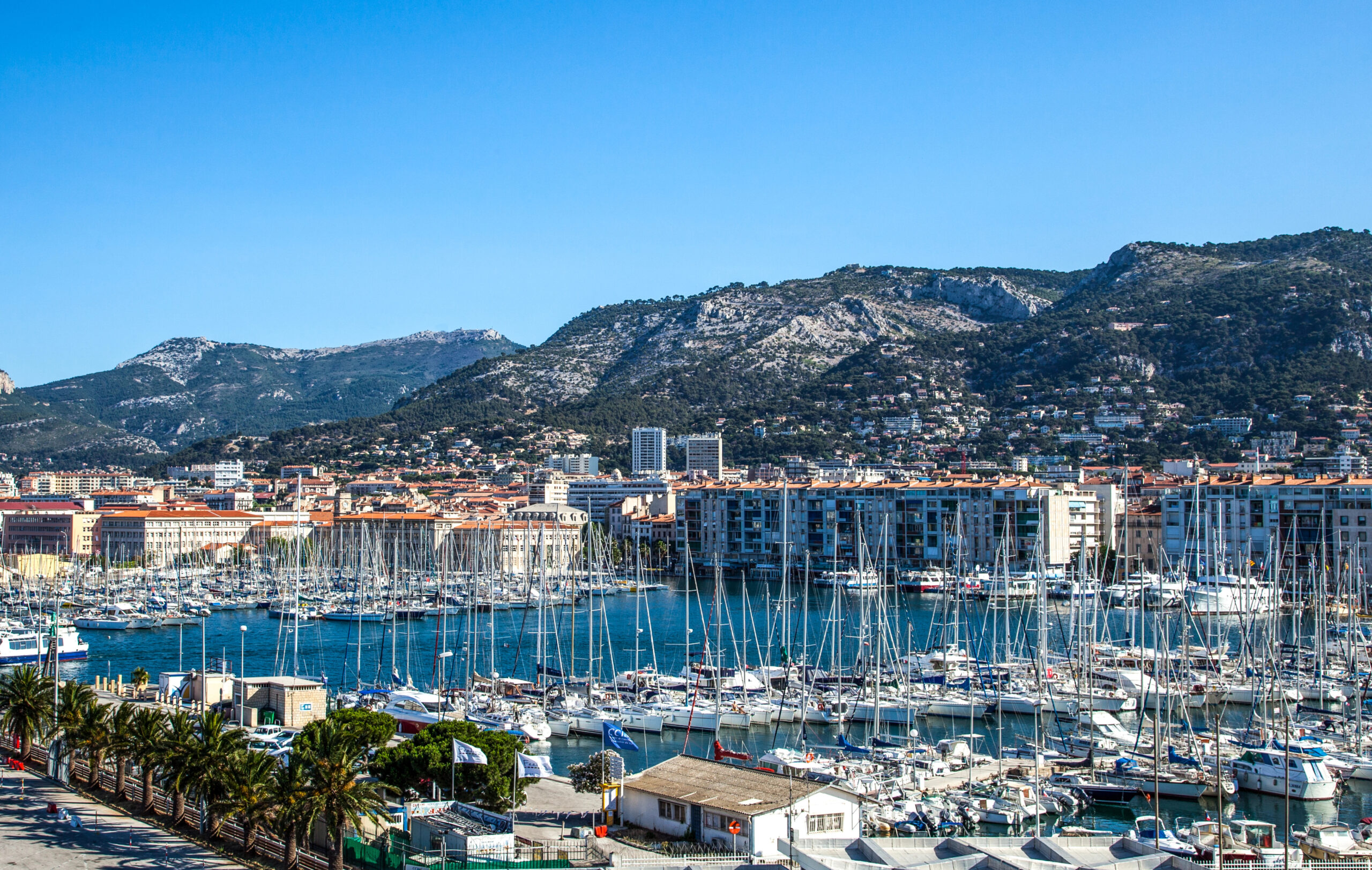 Vue panoramique de Toulon depuis la rade