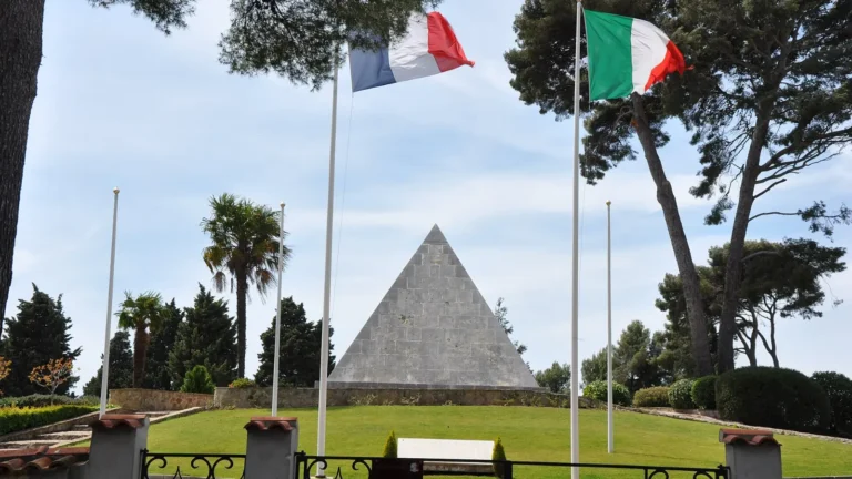 La pyramide de Saint-Mandrier : un amiral, deux sphinx et une nécropole franco-italienne La pyramide de Saint-Mandrier : un amiral, deux sphinx et une nécropole franco-italienne